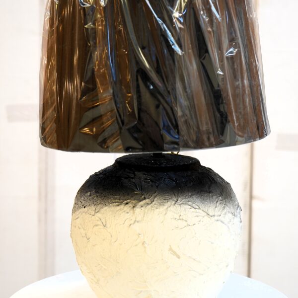 Oreo Obsidian Bloom: The Sculpted Gradient Table Lamp